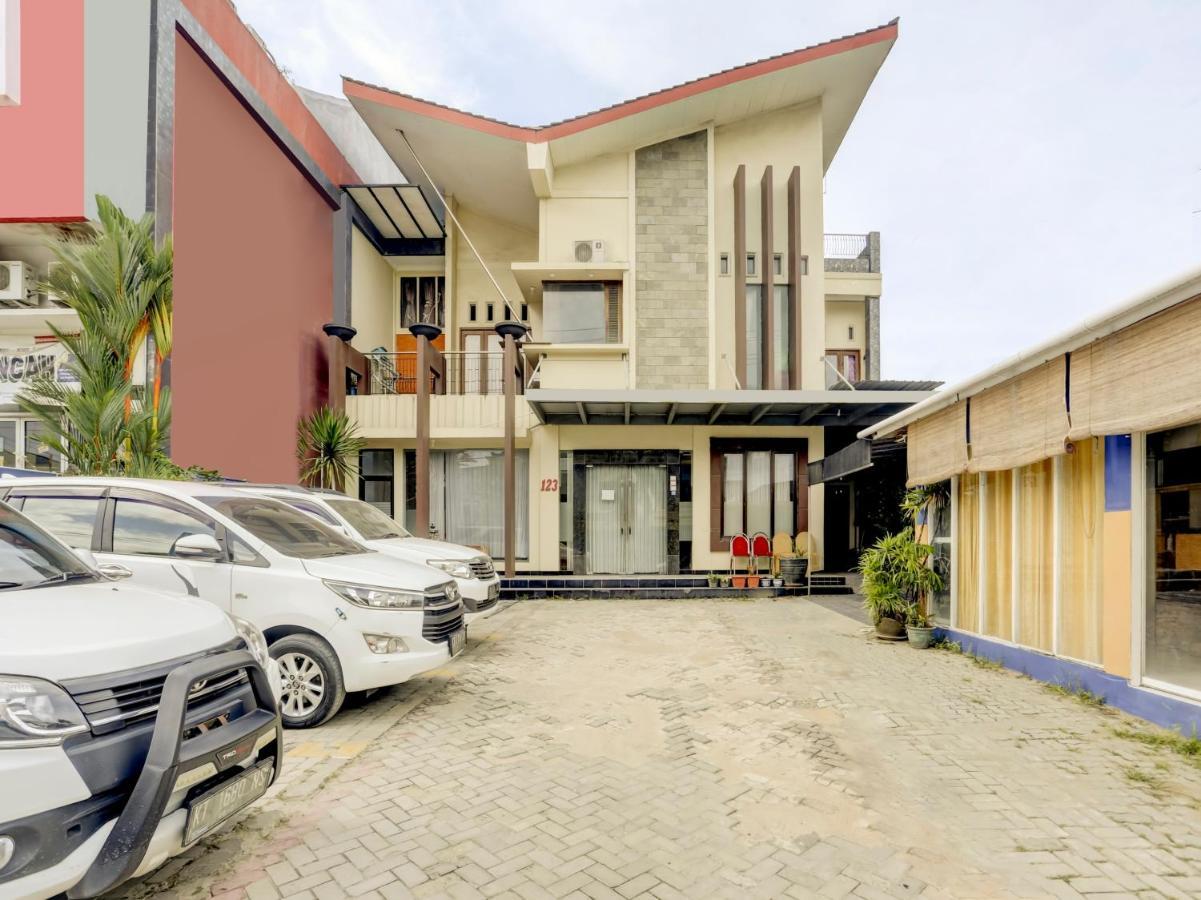Oyo 3884 Dixie Syariah Guest House Самаринда Екстериор снимка